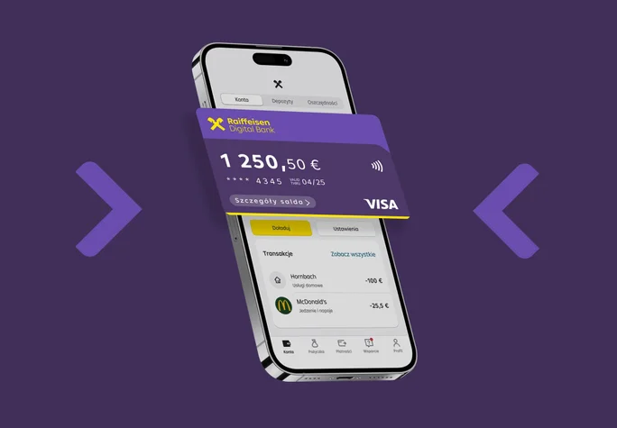 Osoba trzyma smartfon i korzysta z aplikacji, na której wyświetlają się informacje finansowe. W tle widać psa leżącego na podłodze. Ujęcie przedstawia domowe, przytulne otoczenie.