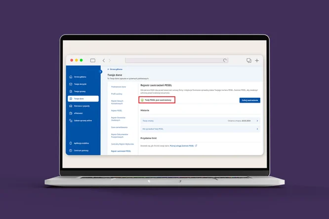 Na zdjęciu widoczny jest laptop z jasnym wyświetlaczem, na którym otwarta jest strona internetowa dotycząca zarządzania numerem PESEL. W lewym menu nawigacyjnym znajdują się różne opcje, a w centralnej części ekranu widoczna jest sekcja dotycząca zastrzeżenia PESEL. W tej sekcji znajduje się informacja, że PESEL jest zastrzeżony, wyróżniona czerwoną ramką. Poniżej widoczne są szczegóły dotyczące historii oraz statusu działań związanych z PESEL. Tło strony ma jasny kolor, a całość jest zorganizowana w przejrzysty sposób.