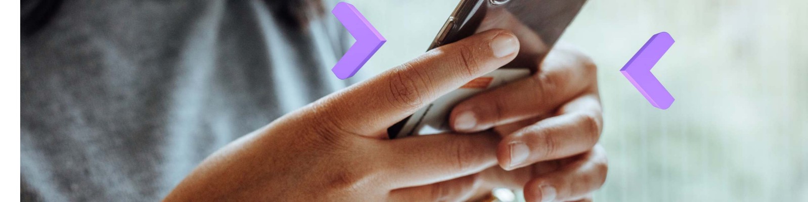 Osoba trzymająca telefon komórkowy, symbolizująca proces weryfikacji tożsamości KYC.