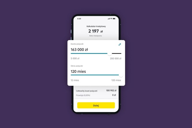 Na ekranie smartfona widoczny jest kalkulator kredytowy z ratą miesięczną 1696 zł. Użytkownik może dostosować kwotę pożyczki (75 000 zł) i okres spłaty (60 miesięcy) za pomocą suwaków. Poniżej znajdują się szczegóły, takie jak całkowity koszt pożyczki i stała roczna stopa oprocentowania. Tło jest fioletowe.