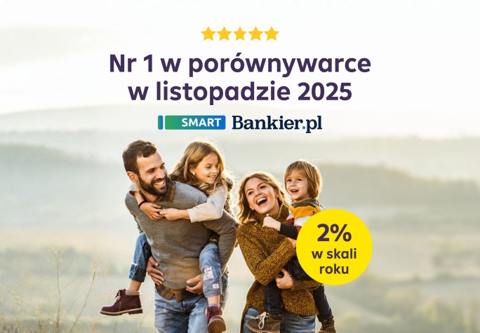 Czteroosobowa szczęśliwa rodzina na spacerze na wzgórzu. Dzieci (córka i syn) są na rękach rodziców