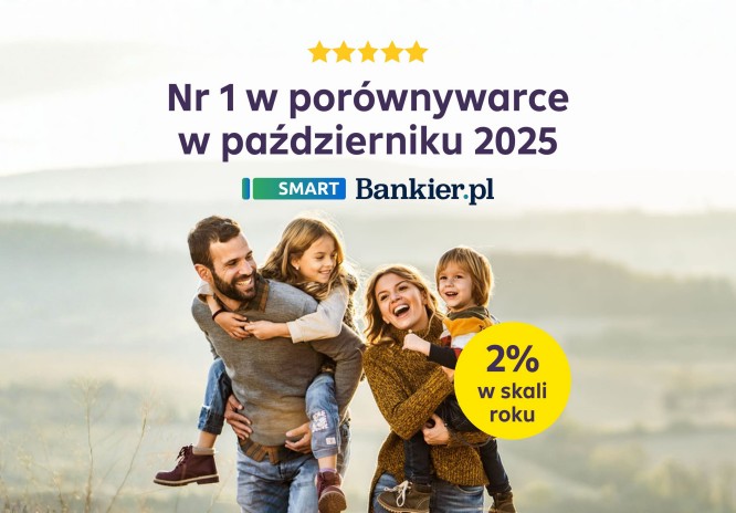 Czteroosobowa szczęśliwa rodzina na spacerze na wzgórzu. Dzieci (córka i syn) są na rękach rodziców