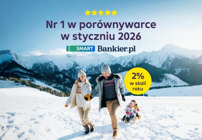 Czteroosobowa rodzina chodzi po górach w zimowej scenerii. Rodzice idą przodem i ciągną za sobą sanki na których jest dwójka dzieci. W tle widać zaśnieżone szczyty.