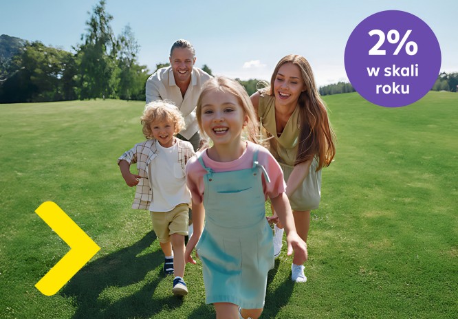 Czteroosobowa rodzina biega uśmiechnięta po łące