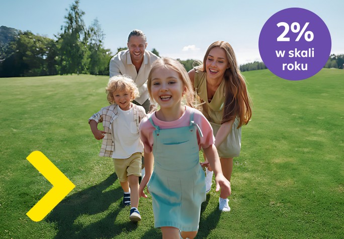 Czteroosobowa rodzina biega uśmiechnięta po łące