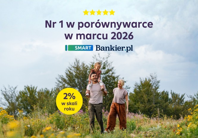 Trzyoosobowa rodzina stoi w polu, otoczona roślinnnością. 