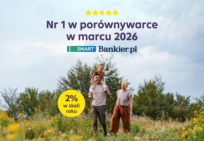 Trzyoosobowa rodzina stoi w polu, otoczona roślinnnością. 