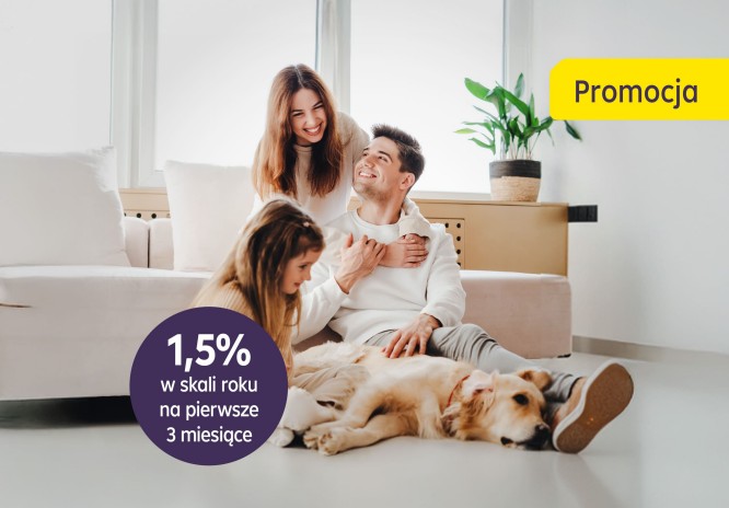 Zdjęcie przedstawia rodzinę z psem w nowoczesnym, jasnym wnętrzu. Raiffeisen Digital Bank oferuje konto oszczędnościowe w euro z atrakcyjnymi oprocentowaniem.