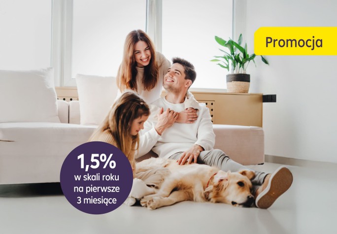 Zdjęcie przedstawia rodzinę z psem w nowoczesnym, jasnym wnętrzu. Raiffeisen Digital Bank oferuje konto oszczędnościowe w euro z atrakcyjnymi oprocentowaniem.