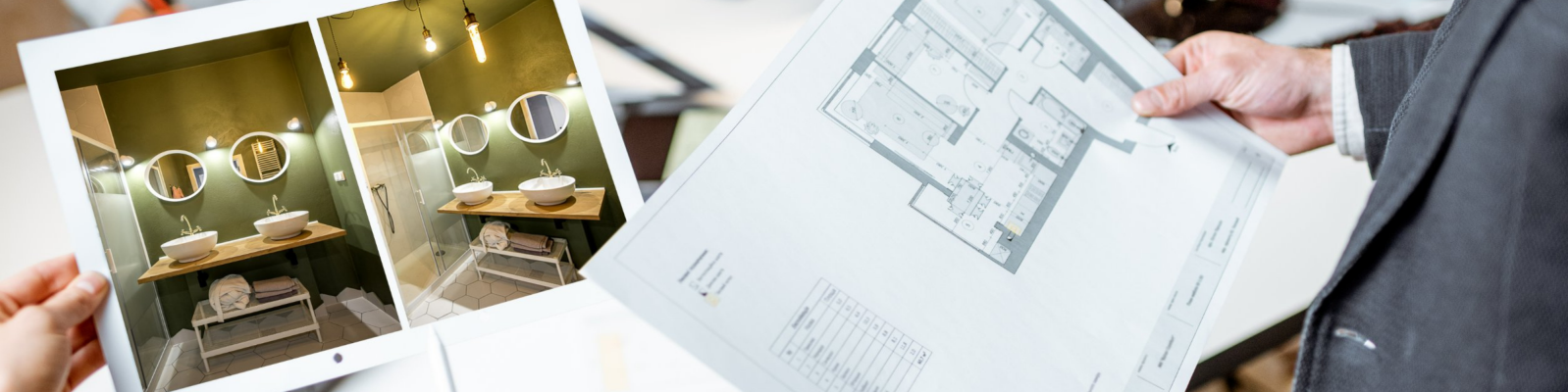 Zdjęcie przedstawia osobę trzymającą folder z wizualizacją projektu łazienki, zawierający zdjęcia i plan architektoniczny. W tle widoczne są elementy wnętrza